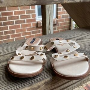 Woman Kenzie sandals beige with golden dots on them